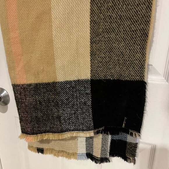 River Island Oversized Beige Tartan Scarf With Frayed Hem - Picture 3 of 3